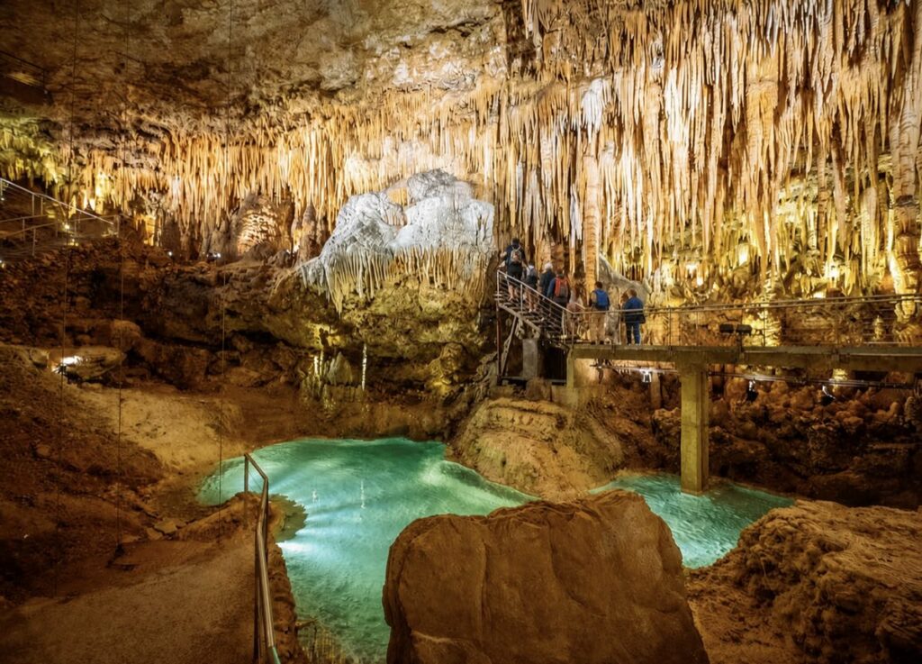 Concrétions illuminées et passerelle de visite dans le gouffre de Proumeyssac en Dordogne